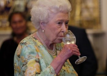 Descubre: ¿Por qué la Reina Isabel II no podrá tomar más martinis?