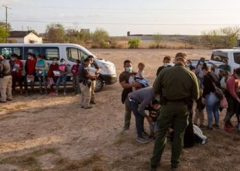 Bajo presiones, Biden abriría el paso de fronteras de EEUU