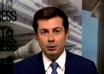 Llueven críticas al secretario de Transporte de EEUU por tomar permiso de trabajo en plena crisis de la cadena de suministros