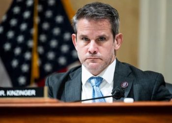Adam Kinzinger, republicano crítico de Trump, anuncia su retiro