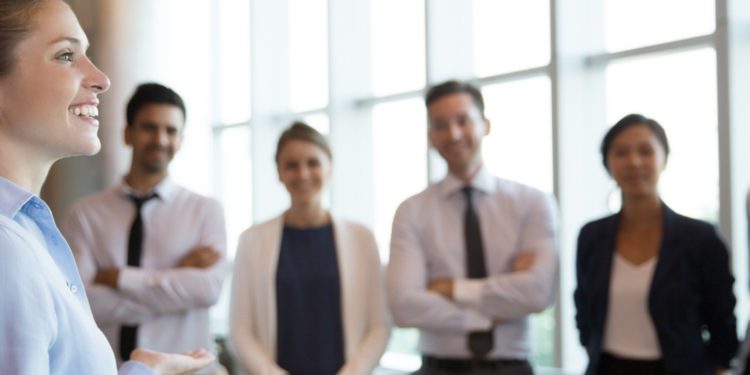 Empresas ofrecen beneficios a trabajadores y buscan talentos en Florida