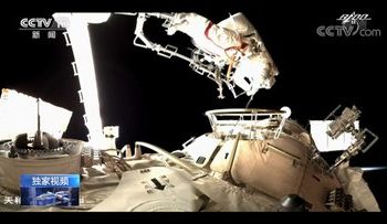 Mujer china hace historia con caminata espacial