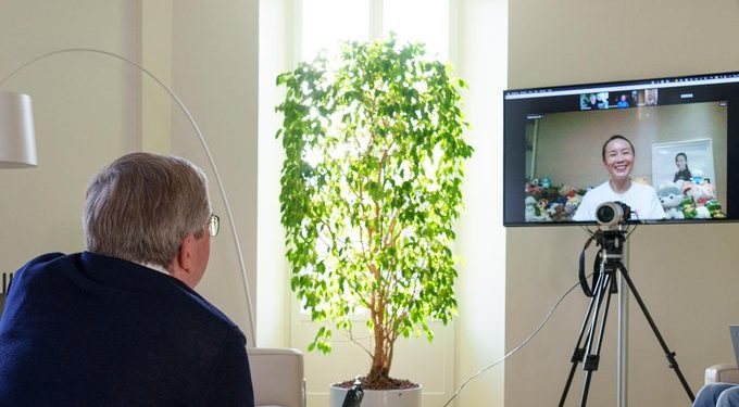 Tras semanas desaparecida, regresa la tenista Peng Shuai a la luz pública, pero sigue la preocupación