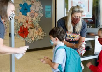 Tribunal de Texas bloquea prohibición de uso de mascarillas en escuelas