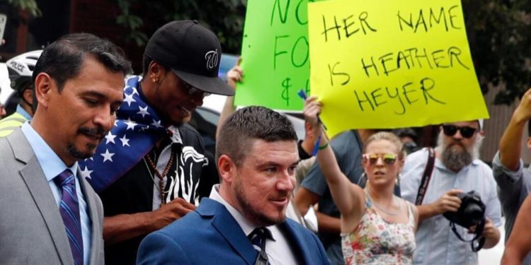 Tribunal ordena a líderes de extrema derecha a pagar $26 millones por daños durante disturbios en Charlotteville en 2017