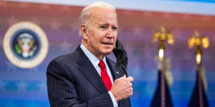 Biden se molesta cuando le pregunta un periodista cómo hará para que el gobierno no cierre