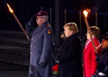 Ángela Merkel despedida con todos los honores
