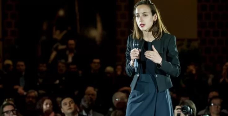 Economista Julia Cagé propone que recompongamos la democracia cambiando la forma en que se financia