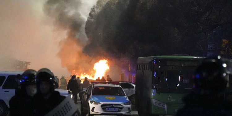 Rusos a Kasajistán para calmar las protestas