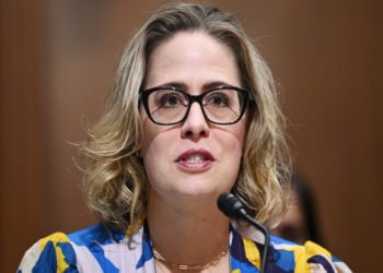 Representante de origen latino desafía a senadora Kyrten Sinema