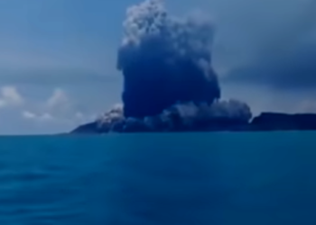 Tonga: ¿Por qué fue tan violenta la erupción que desató un tsunami en el Pacífico Sur?