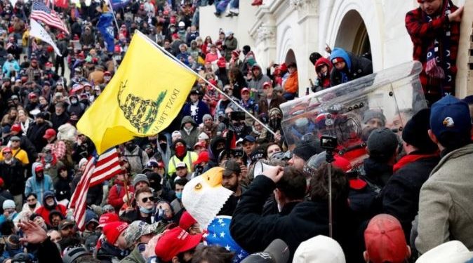 Corte Suprema rechaza intento de Trump en bloquear entrega de documentos sobre ataque al Capitolio