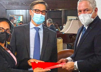 De izquierda a derecha, Margaud Godoy, Embajadora de la República Bolivariana de Venezuela ante la República de Honduras, junto al canciller de Venezuela, Felix Plasencia y el Canciller hondureño, Enrique Reina.