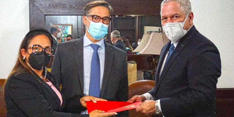 De izquierda a derecha, Margaud Godoy, Embajadora de la República Bolivariana de Venezuela ante la República de Honduras, junto al canciller de Venezuela, Felix Plasencia y el Canciller hondureño, Enrique Reina.