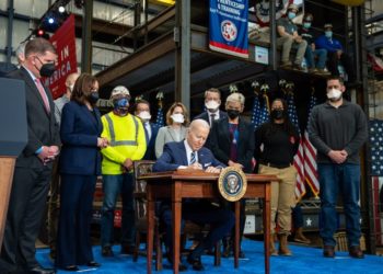 Biden exigirá convenios colectivos en la construcción de infraestructuras
