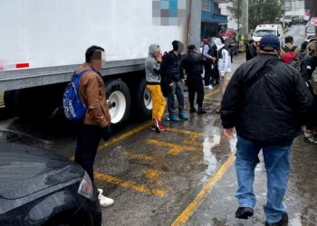 Hallan más de 300 migrantes amontonados en un tráiler en el sur de México