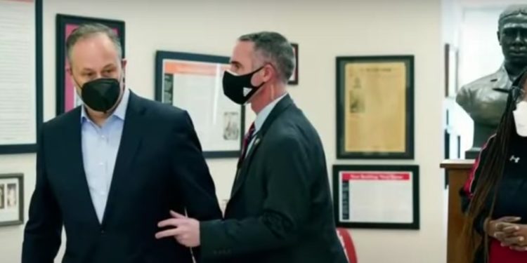 Esposo de Kamala Harris evacuado de un colegio tras amenaza de bomba