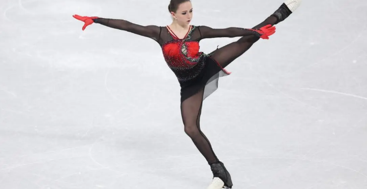 Aunque cansada Kamila Valíeva, la esquiadora rusa, participó en JJOO