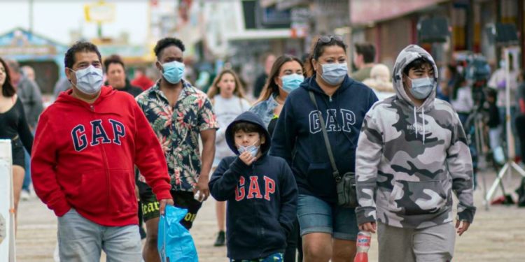Nueva York levanta el mandato de mascarillas en sitios públicos