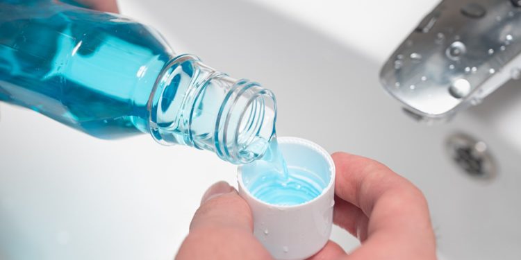 Ciertos enjuagues bucales tienen ingredientes que combaten el Covid-19