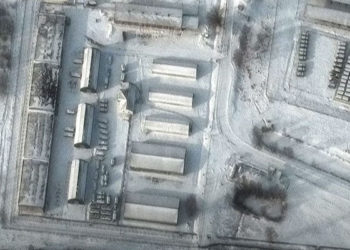 Imágenes satelitales dan cuenta de los movimientos de soldados y armamentos. 