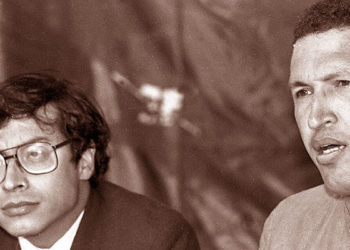 Gustavo Petro observa hacia la izquierda, siguiendo ideologías trasnochadas. Pero va arriba en las encuestas.