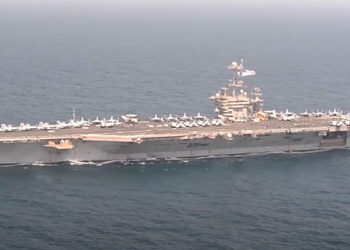 El portaaviones USS Harry S Truman, navega en compañía de cinco buques y uno o dos posibles submarinos.