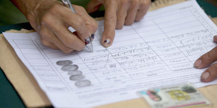El último referendo revocatorio en Venezuela murió en la recolección de firmas.