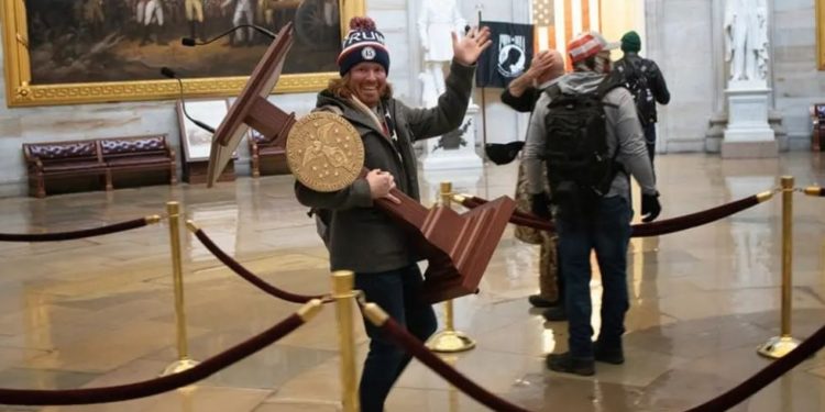 Uno de los asaltantes del Capitolio celebra una fiesta de ‘ingreso a prisión’