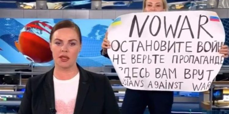Manifestante irrumpe en transmisión noticiosa rusa con mensaje anti-guerra
