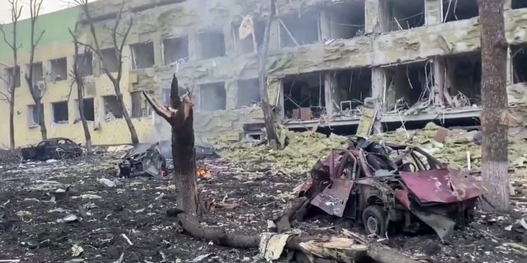 Zelenski califica como "una atrocidad" bombardeo ruso a hospital de Mariúpol