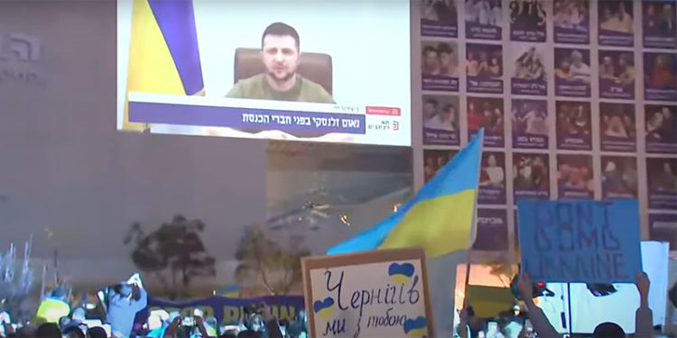 El discurso de Zelenski frente al Parlamento israelí, visto desde la plaza Habima, en el corazón de la metrópolis israelí.