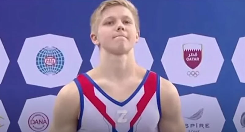 El gimnasta ruso, Ivan Kuliak, luce con orgullo una letra "Z" en el pecho.