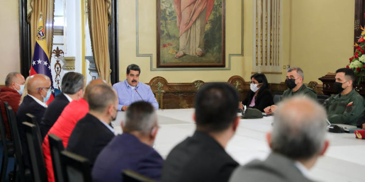 ¿Biden cree que el petróleo venezolano lo ayudará a superar la crisis?