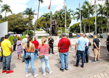 El grupo de manifestantes en contra del acercamiento entre Biden y Maduro, escuchan a Ernesto Ackerman. Foto cortesía Daniel A. Varela.