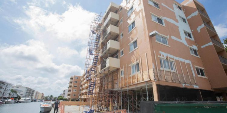 Ordenan evacuar edificio cercano al colapsado Champlain Towers en Surfside