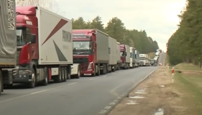 Transportes de carga de Bielorrusia y Rusia que fueron expulsados de la UE forman cola de 80 kilómetros