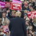 Juez declara a Trump en desacato y le impone multa