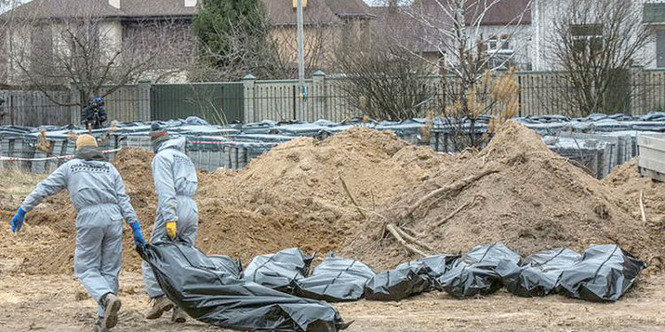 Las tropas rusas tratan de esconder sus crímenes de guerra, sepultando bajo tierra a los civiles asesinados.