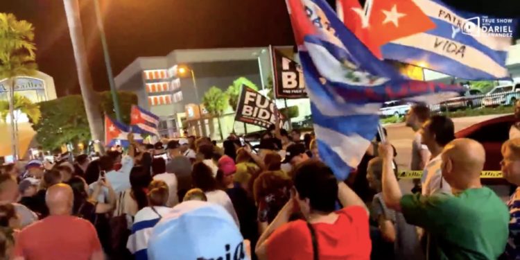 Cubanos en Florida protestan el diálogo de EEUU con la isla sobre inmigración