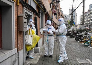 Sacrifican mascotas y apartan niños de sus padres en Shanghái para evitar contagios por virus chino