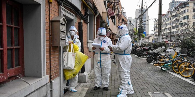 Sacrifican mascotas y apartan niños de sus padres en Shanghái para evitar contagios por virus chino