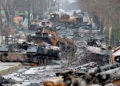 Tanques de las tropas rusas quedaron destruidos en la entrada de la ciudad de Bucha.