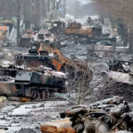 Tanques de las tropas rusas quedaron destruidos en la entrada de la ciudad de Bucha.