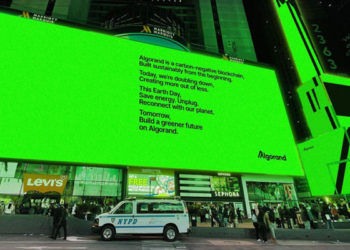 El mensaje transmitido en verde brillante, instando a las personas a desconectarse y celebrar la Tierra. Foto cortesía Fundación Algorand.