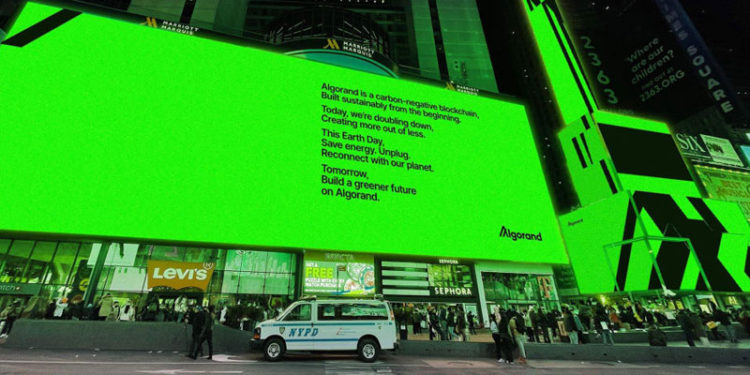 El mensaje transmitido en verde brillante, instando a las personas a desconectarse y celebrar la Tierra. Foto cortesía Fundación Algorand.