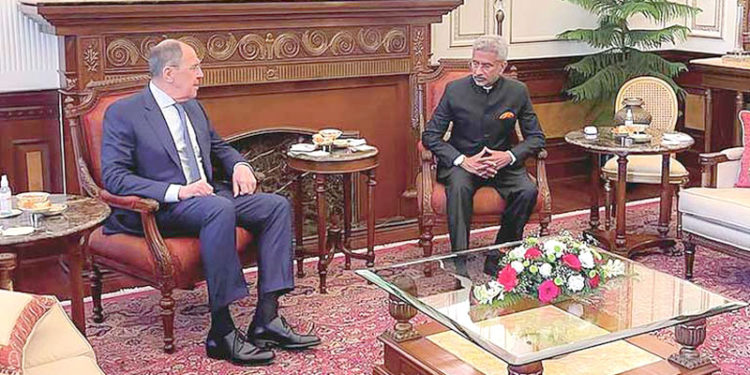 El canciller ruso, Serguéi Lavrov conversa con su homólogo de India, Subrahmanyam Jaishankar, para afinar acuerdos comerciales petroleros.