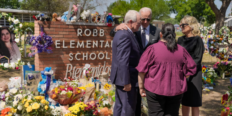 Biden a familias de masacre en Uvalde: Prometo que haremos algo