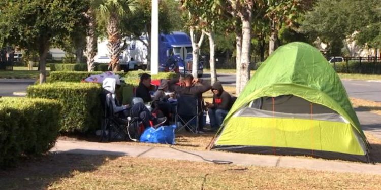 Problemas en el ICE de Orlando tienen a muchos migrantes varados
