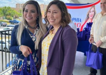 Sophia Lacayo distribuye 200 bolsas con comida en Distrito 12